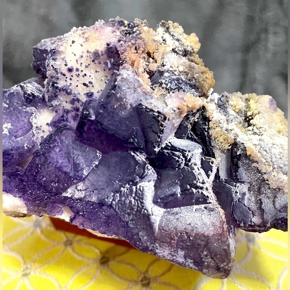 RAW CRYSTAL- SPAHLERITE- XL PURPLE CUBE FORMATIONS FLUORITE STRONG UV 5”x4”x2”